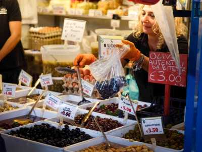 E poi ancora visitiamo il box delle olive...